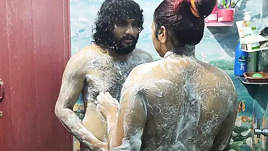Banyo romantizmi ve elle muamele ans penis götünü ovuyor