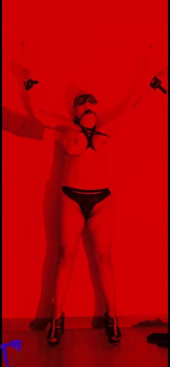 Vezana seksualna MILF robinja korištena na tvrdo: bičevana, vrući vosak na sisama i žestoko pušenje za gospodara
