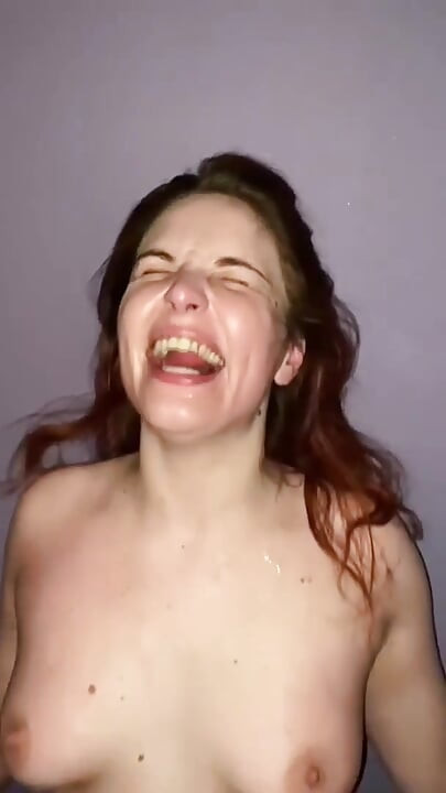 Hardcore garganta profunda com vibrador, brincadeira com peitos, tapa, cuspe