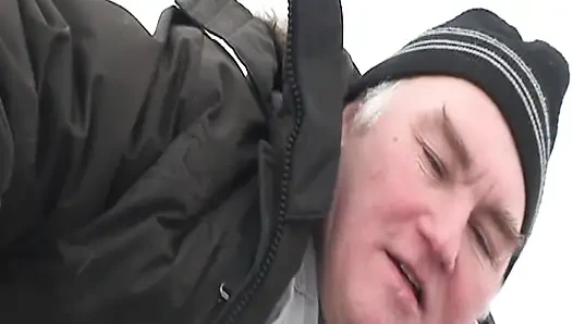 Schöne junge blondine fickt ihren opa im schnee