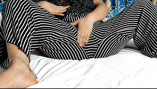 Çekici orta yaşlı bir kadının vajinası ve götü kayınbiraderi tarafından kullanılan bir dildoyla genişletiliyor.