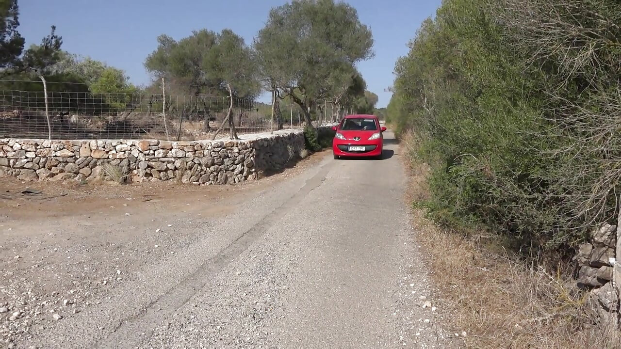 สาวร่านโดนเย็ดหีจากด้านหลังขณะดูดควยใหญ่อีกควย