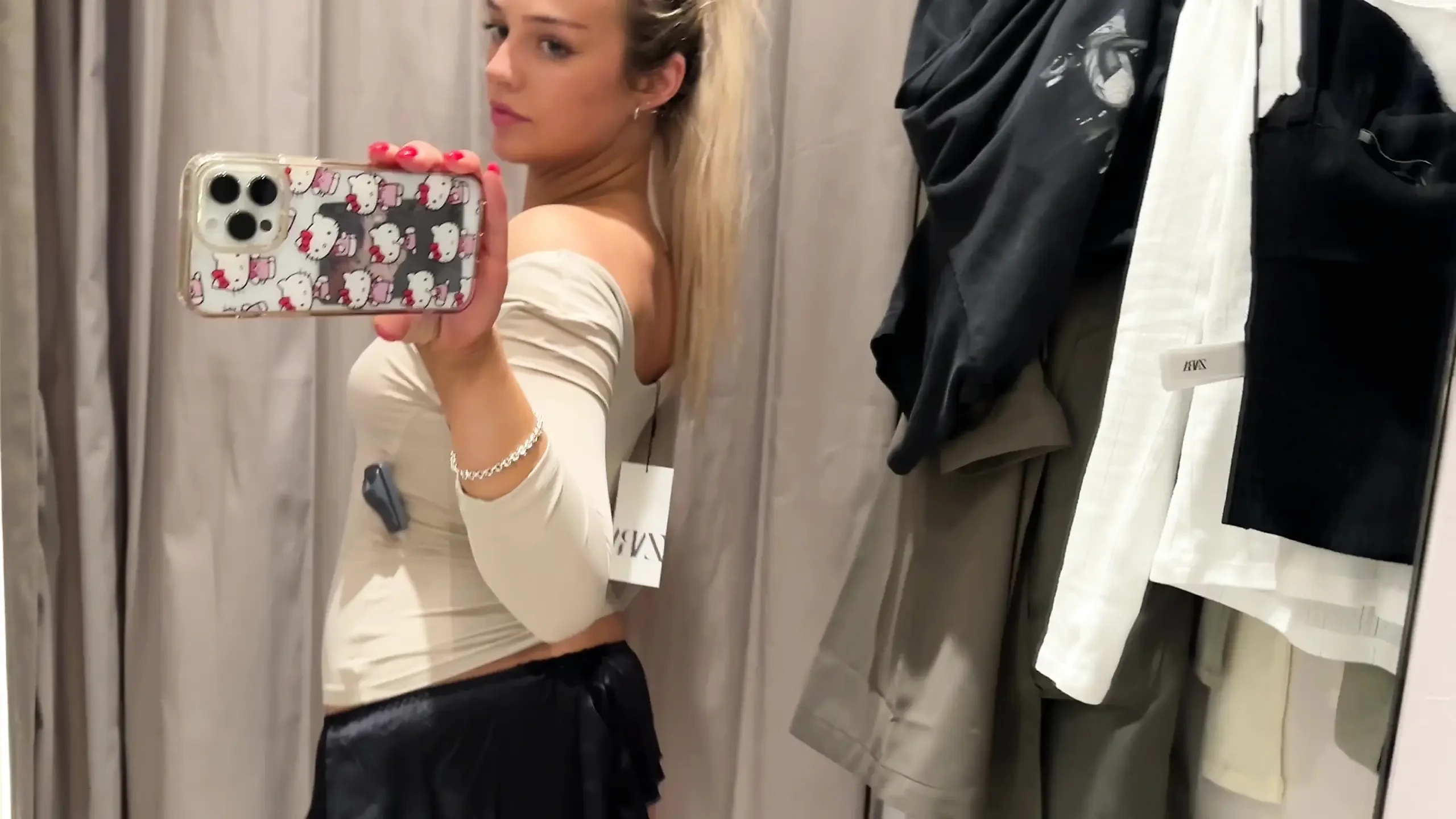娇小性感的英国青少年透视衣服在公共更衣室尝试