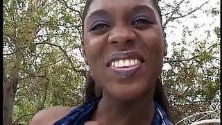 Sexy zwarte vrouw vingert haar jonge poesje voordat ze zwarte penetratie krijgt bij het zwembad