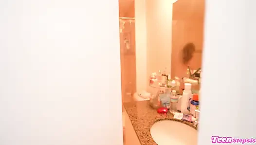 Zierliche versaute stiefschwester erwischt ihren stiefbruer, wie sie unter der dusche beobachtet - Renee rose johnny love