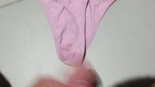 Jeck off pada thong pink seksi teman istri