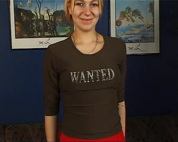 Petra 24 Jahre Blond laesst sich doch gerne ueberzeugen vor der Kamera zu bumsen