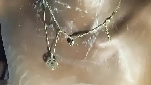 Ateşli zenci genç kız göğüslerine dokunmanın tadını çıkarıyor