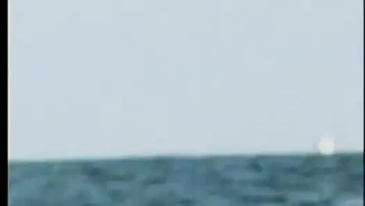 Çift plajda filme alıyor