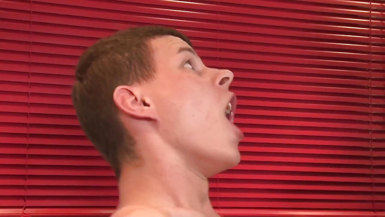 Exclusieve video zonder condoom: sexy naakte jongens houden ervan om op hun gezicht klaar te komen na het neuken