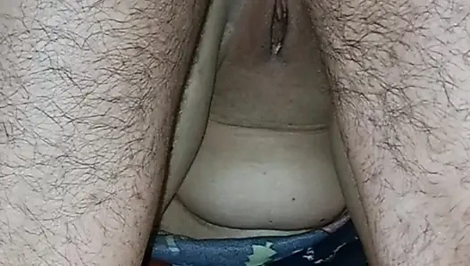 Я трахаю его задницу, и он кончает, наслаждаясь