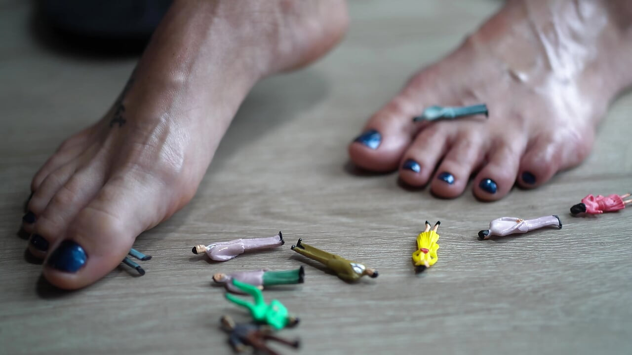 Att gå på små människor med min barefeet