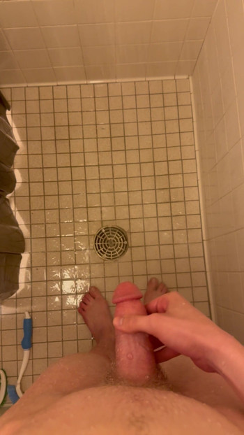 在淋浴时快速撒尿 1