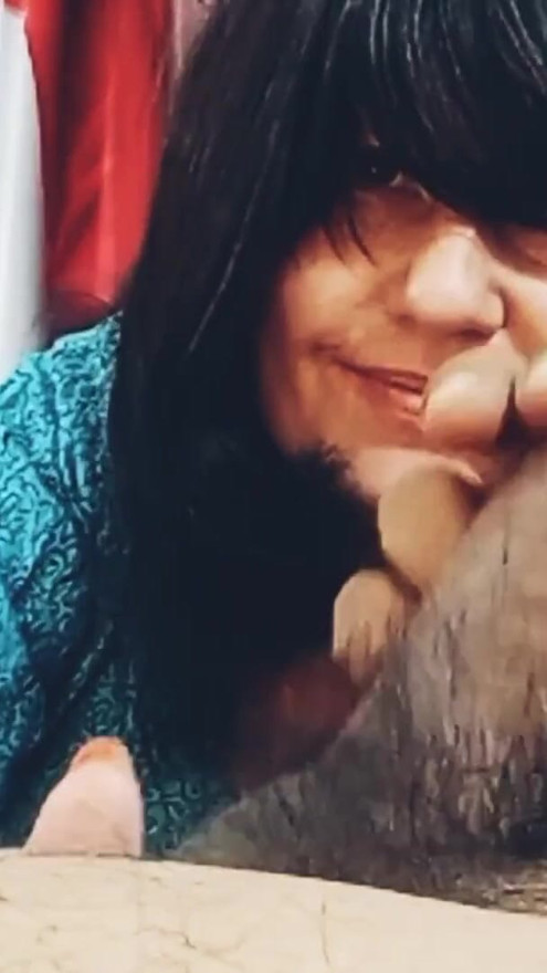 Eeppinen hetki upeasta aikuisten videosta juuri sinulle