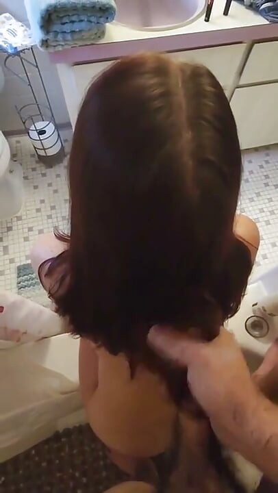 שפיכה טרייה לשיער שלה לפני המקלחת