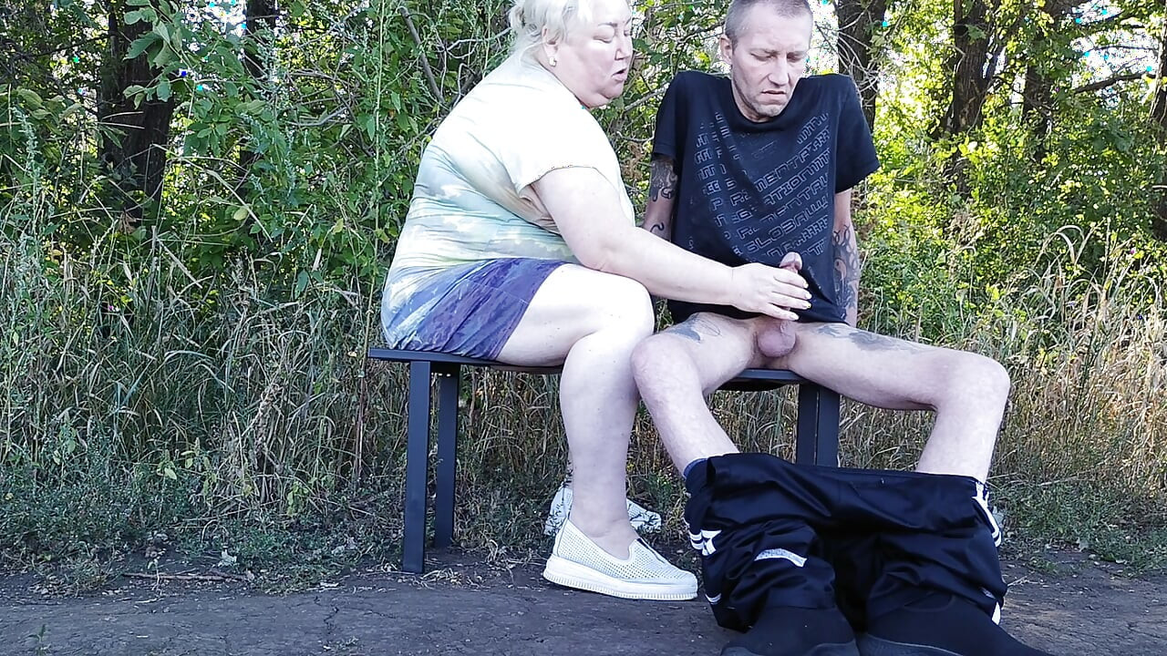 Djevojka mi puši kurac u javnom parku na klupi dok ne svršim