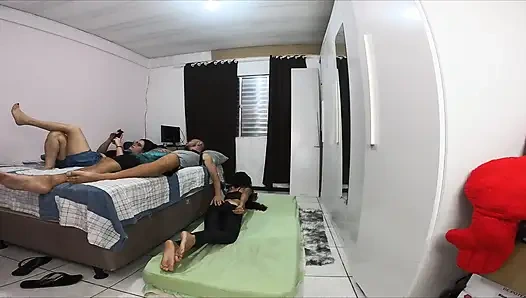 Жене пришлось разделить комнату со своим другом