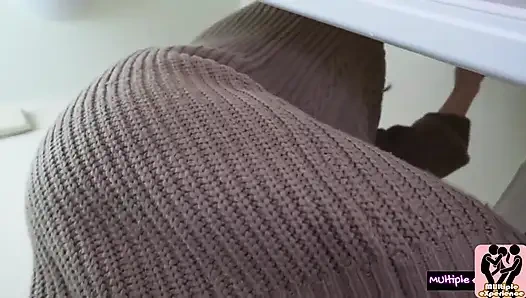 Badputz-hausfrau bekommt überraschungsbesuch zu hause. Muscle guy schließt sich an, wildes 3p geht außer Kontrolle!