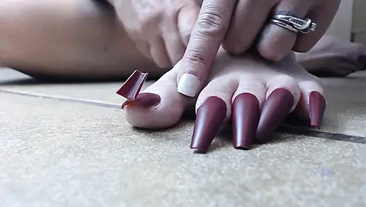 Lange zehennägel abschneiden