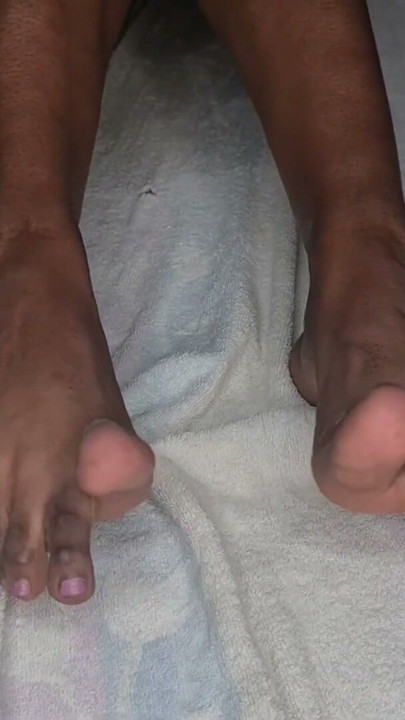 Desi whore sucks and licks her dark toes after showering them with her piss | Clip 2