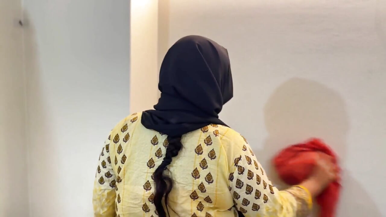 Teman sekamarku dengan pantat bahenol dan toket besar berhijab kamiz dengan celana dalam seksi dan bersihin kamar kami