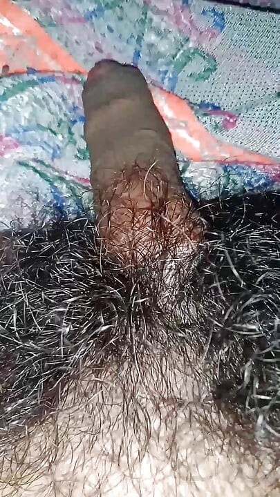 Pula neagră masturbându-se cu păr lung