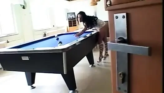 Büyük memeli orta yaşlı seksi kadın için üç canavar siyah yarağın ağzına çifte penetrasyon ve boşalma