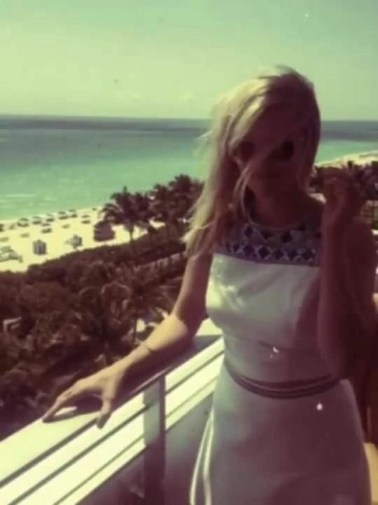 Reese Witherspoon in white dress 04