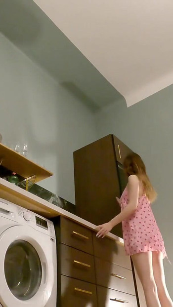 Συναρπαστική στιγμή από το "No panties, no bra, girlfriend in the kitchen with a nightie satin pyjama"