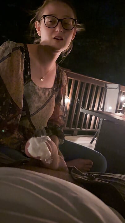 Żona zjada pieczone marshmellows z mojego kutasa