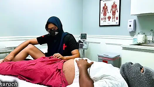 Ateşli hemşire bir hastanın yanına geldi ve onu sikti