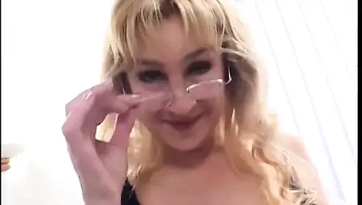 Orta yaşlı seksi kadın oturma odasında domaltarak sikini ağzına alıyor