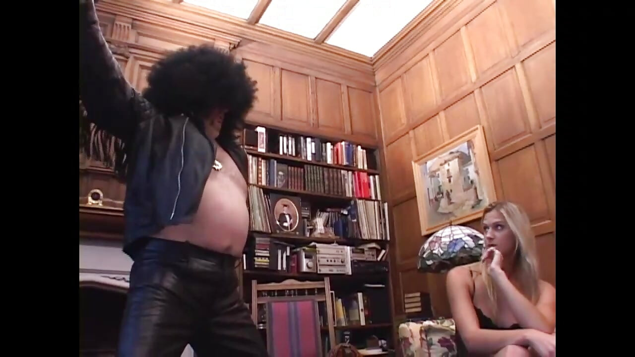 Frumoasă tânără blondă umplută cu spermă în pizda ei de o pulă mare și umplută cu spermă în gura ei de un alt