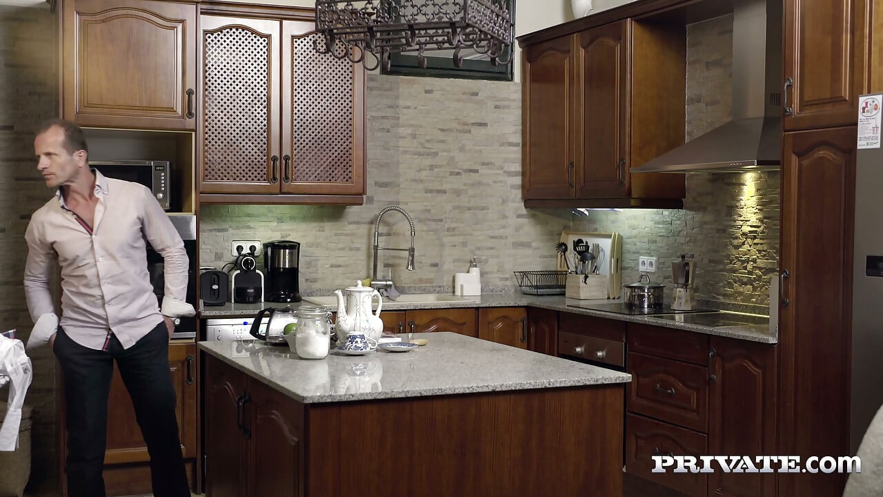 Ibu rumah tangga yang lagi sange ngentot sama dua pria di dapur Voila!