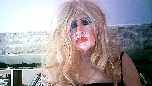 Yaşlı sürtük sürtük Sarah onun gibi değersiz fahişe gibi sigara içiyor