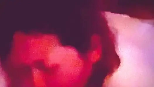 Aku nyepong pacarku waktu suamiku lagi asik nyepong kontolku.