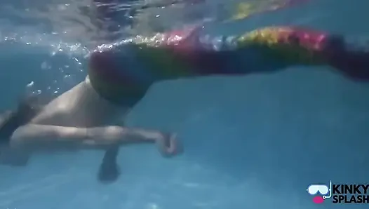 Putri duyung tertangkap menggodamu di kolam renang