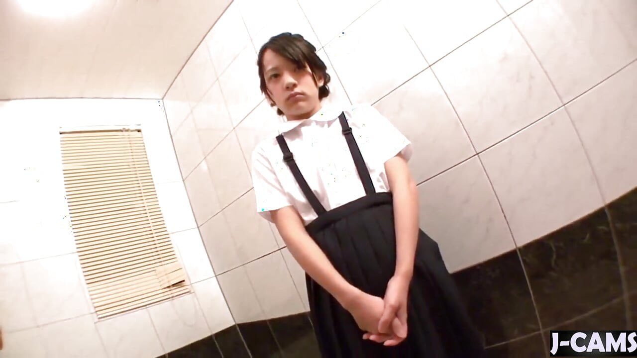 理想的な滑らかな裸の美しさと小柄な胸、誘惑的でいたずらっぽい遊び心のある贅沢 - シーン2