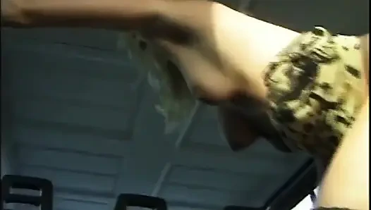 Две красивые блондинки трахнули на публике и кончили в рот и задницу двумя большими членами