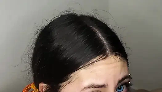 Я делаю ему удивительный минет, пока он не кончит на мои сиськи - минет и камшот в любительском видео