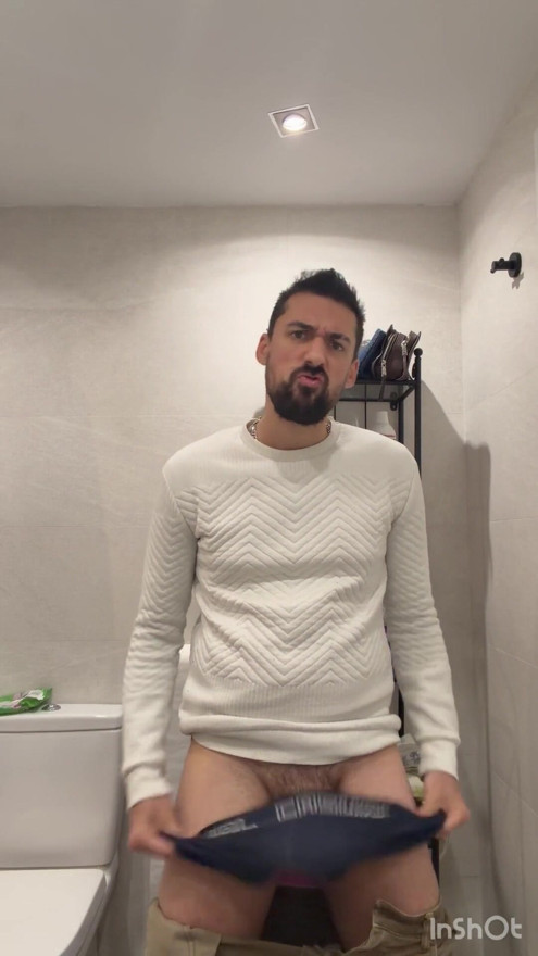 Hot daddy pajero en baño público | clip 1