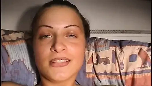 Сучке-брюнетке глубоко трахают киску игрушкой в экшене в видео от первого лица