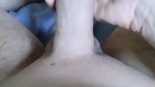 Ön ile oynayan genç
