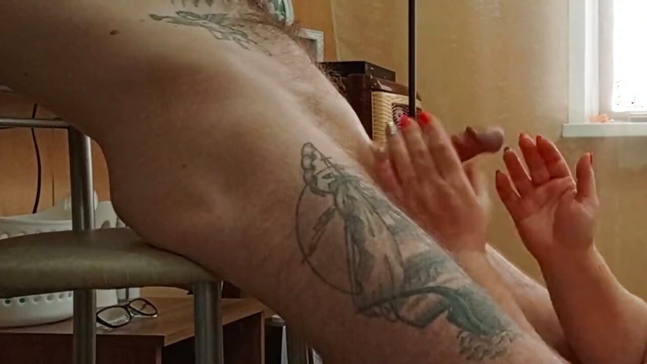 Lutscht und wichst einen schwanz und dann fülle ich ihre muschi mit sperma und fisting