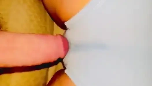 Reibe meinen großen schwanz auf den perfekten engen cameltoe der ehefrau im yoga-shorts-doggystyle