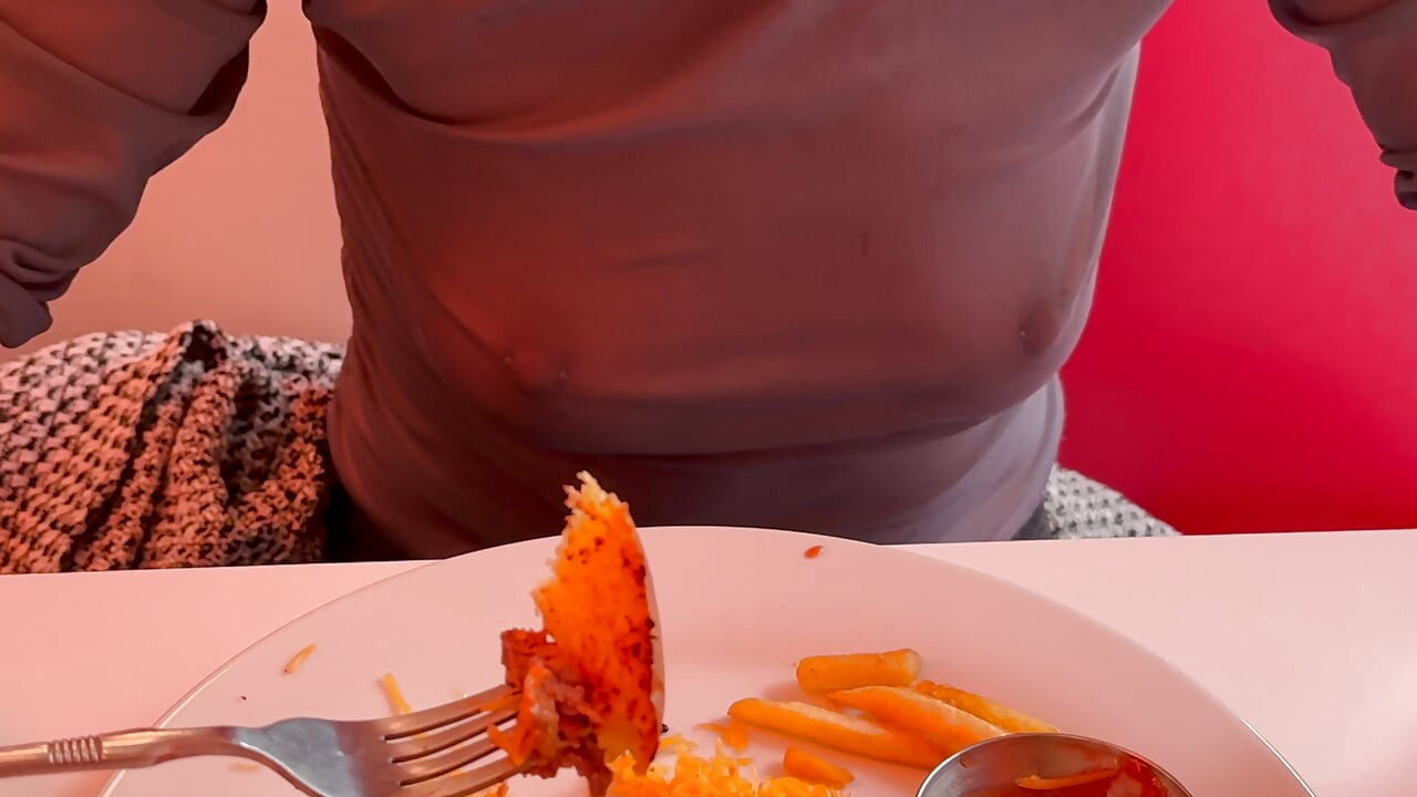 Lunchen in een restaurant met volledig puur topje met mijn doorboorde tepels en sexy borsten bloot
