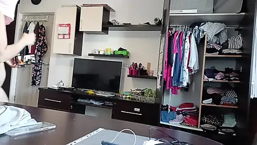 Amatör Kadın Kıyafetlerini Denerken Ve Keserken Eğleniyor.