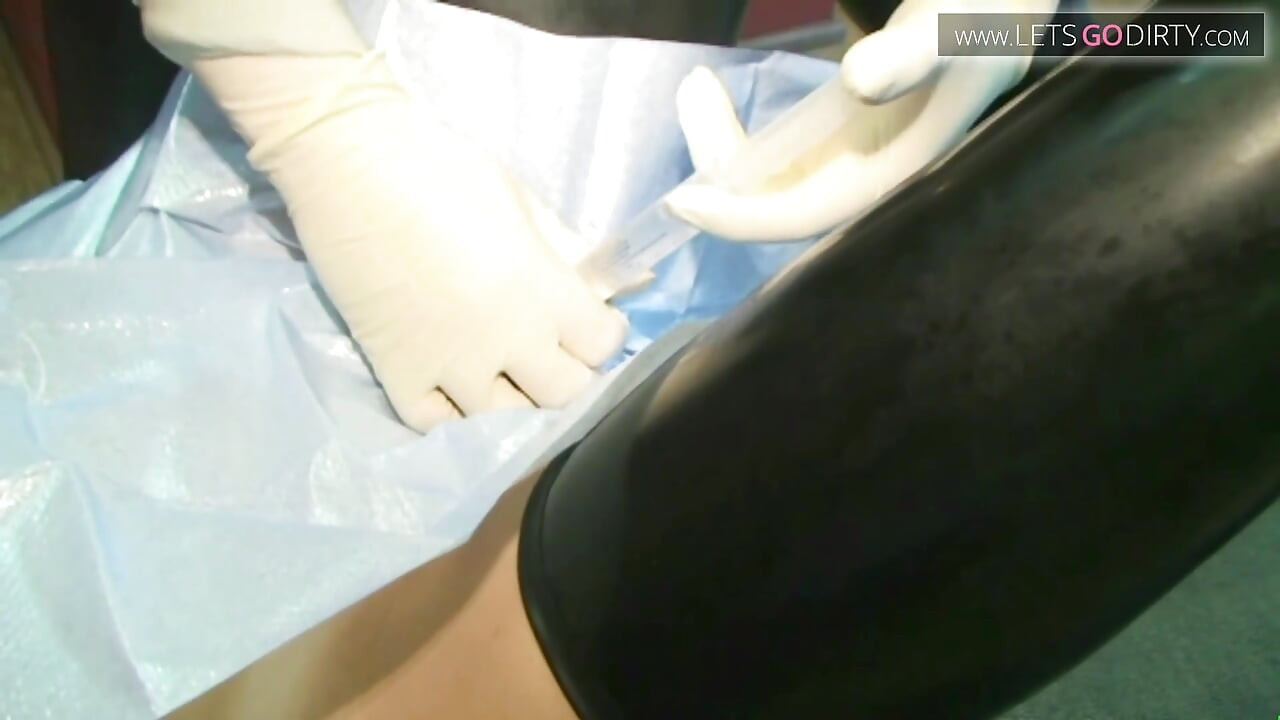 Safada milf gosta de brincar com um pau pequeno
