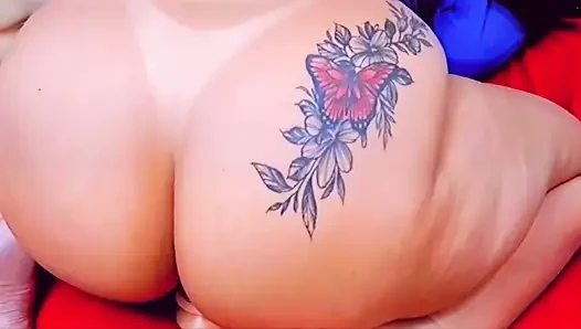 Istri nakal ini lagi asik dudukin mainan seksnya