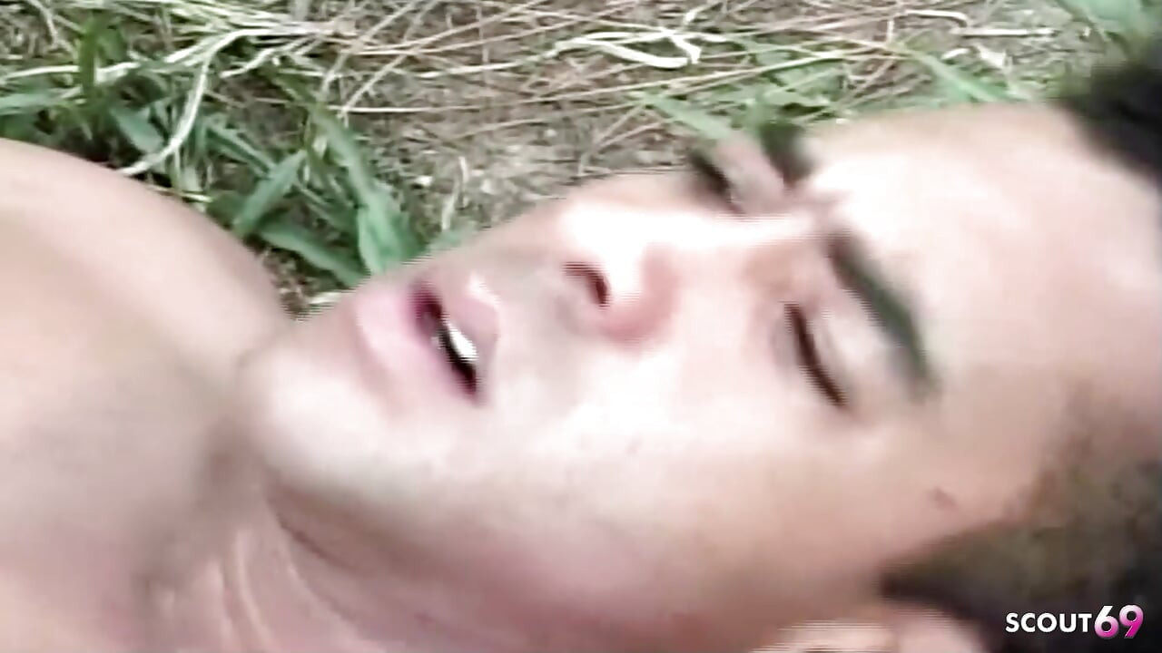 Latino terlatih dikongkek dalam pantat oleh shemale kurus di luar rumah